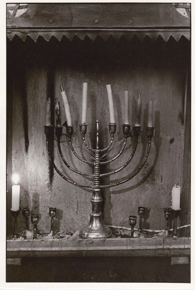 Foto aus der Serien „Mame Loschn“, jüdischer Kerzenleuchter, Weißrussland 2000