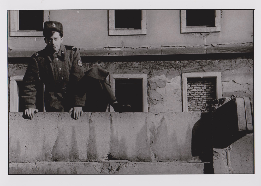 Foto aus der Serie Woher Wohin, russischer Soldat, Dresden, 1992